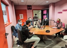 Béatrice Angrand, Présidente de l'Agence du Service Civique, avec les jeunes volontaires au micro de la radio sarthoise Fréquence Sillé