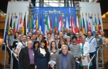 Une partie des participants au Carrefour Européen des Radios Libres devant le Parlement Européen à Strasbourg