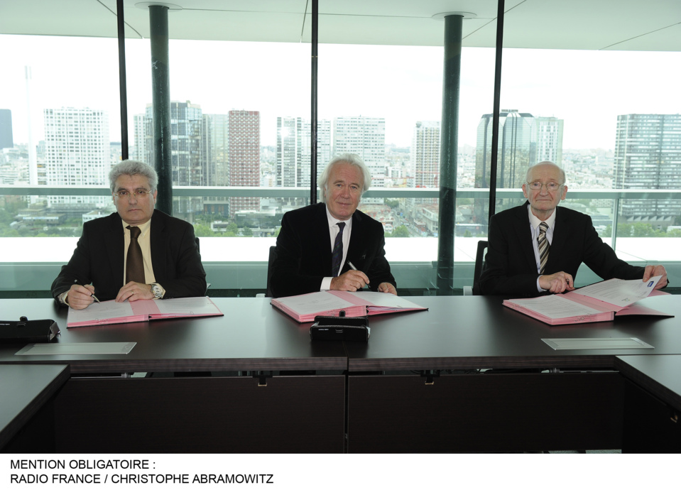 Signature de la charte par Emmanuel Boutterin – Président du SNRL, Jean-Luc Hees – Président du Groupe Radio France et Claude Palmer – Président d'honneur de la CNRA