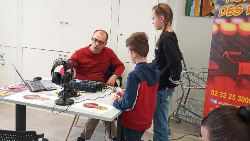 Cédric Cadinot d'Espace présente le Congrès au micro des Ondes Vocast Cédric Cadinot d'Espace présente le Congrès au micro des Ondes Vocast