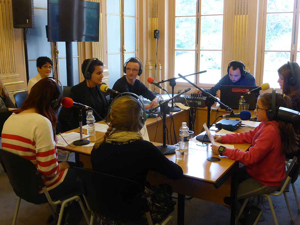 Le Ministère de l'Education Nationale s'engage avec les radios associatives Le Ministère de l'Education Nationale s'engage avec les radios associatives